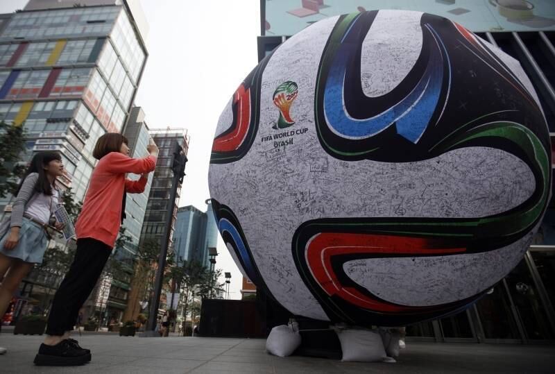 Em Seul, capital da Coreia do Sul, réplica gigante da bola
oficial da Copa do Mundo é fotografada pela população