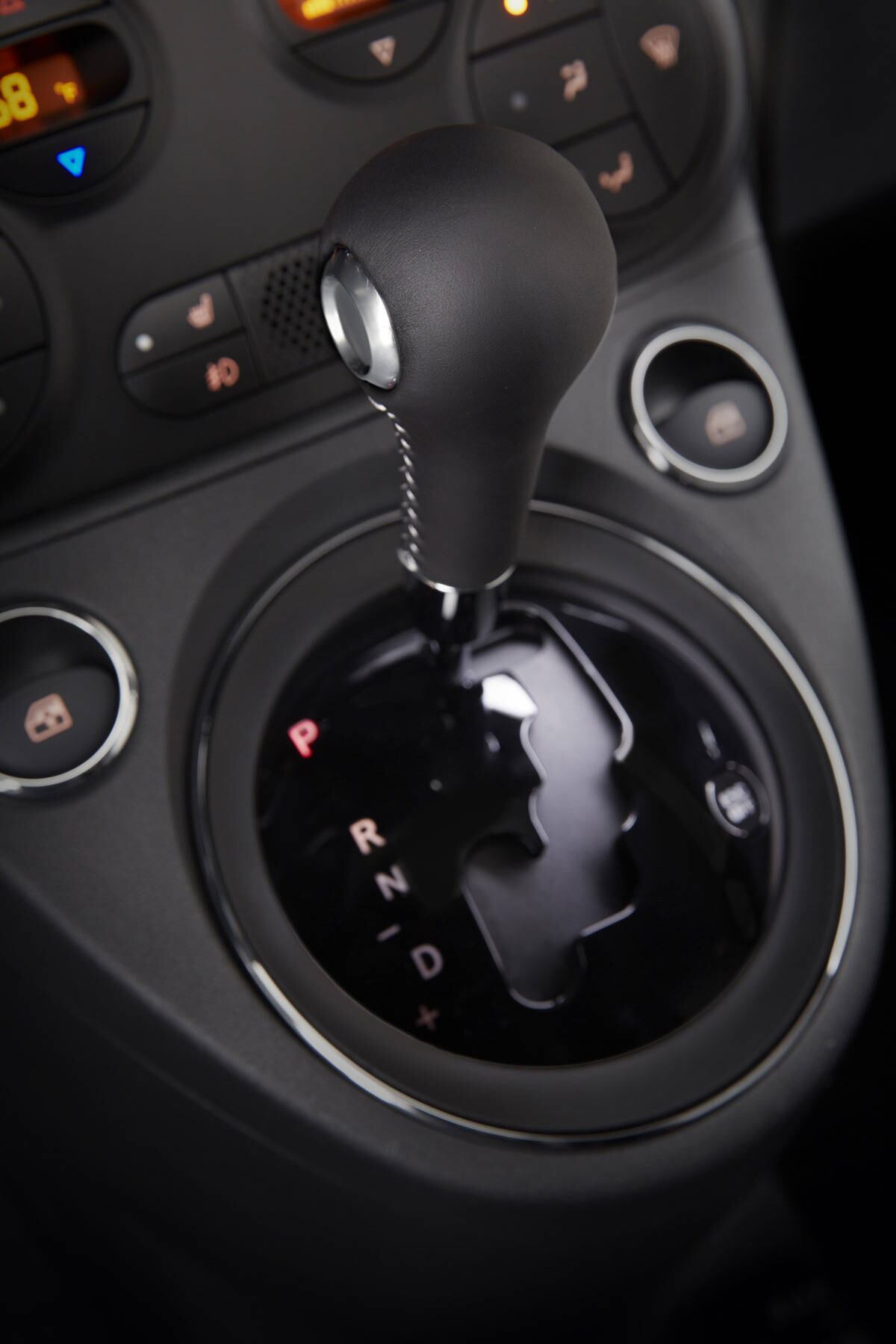 Similar à usada no 500 Sport Air automático no Brasil, a transmissão de seis marchas é uma alternativa à caixa manual disponível nas variantes esportivas do modelo

Saiba tudo sobre carros! Acesse R7.com/carros
