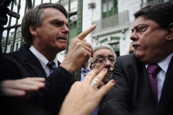 Bolsonaro acabou não participando da visita, mas ficou no quartel até o fim.

— Vim porque sou parlamentar e tenho o direito de participar se quiser. Vim acompanhar. Tortura é uma arma de guerra. Pratica-se no mundo inteiro. Deve ter havido um tratamento mais enérgico aqui sim e mereciam se houve, porque queriam impor aqui o socialismo. Leia mais
