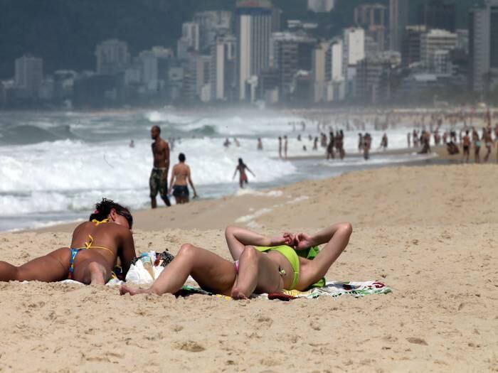 A presença da espuma em Copacabana não afastou banhistas na manhã desta segunda-feira (6)