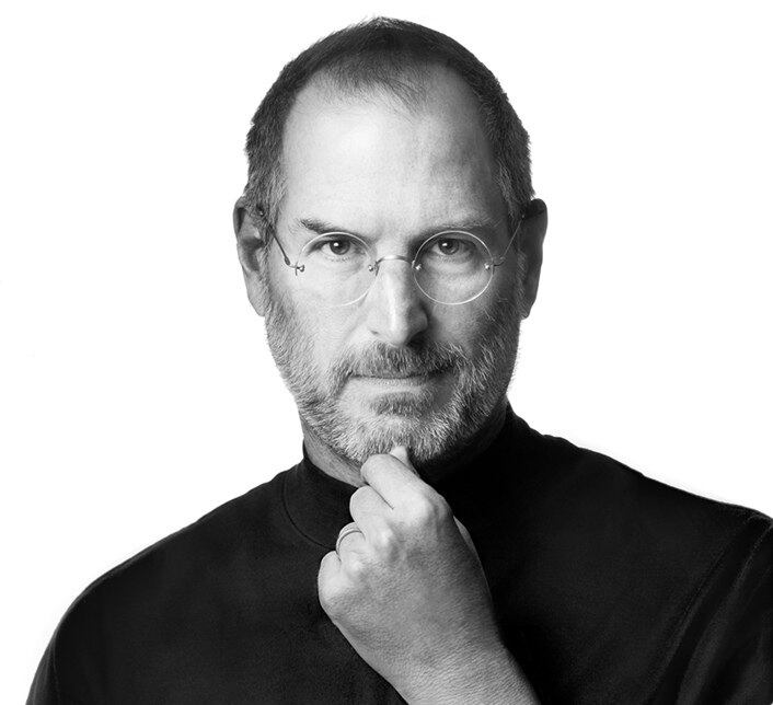 Steve Jobs, que morreu em 2011, também foi criado por pais adotivos, após seus pais biológicos passarem por dificuldades financeiras e desaprovação familiar