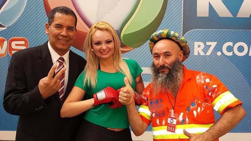 Candidatos a deputado federal por São Paulo, Cosme Barack Obama (PMDB), Mulher Pera (PTdoB) e Bin Laden (PEN) se divertiram antes do debate do R7. Assista ao vídeo