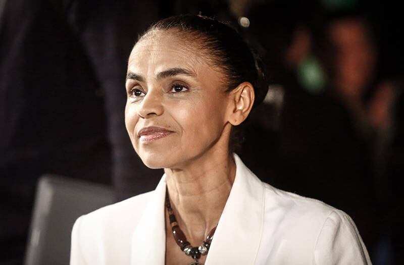 MARINA
SILVA – A ex-senadora foi analfabeta até os 16 anos. Após concluir o ensino
fundamental, com o auxílio de um projeto de educação que ensinava por meio de vídeos
educativos na televisão, formou-se no ensino médio. Mais tarde cursou história
em uma universidade federal


