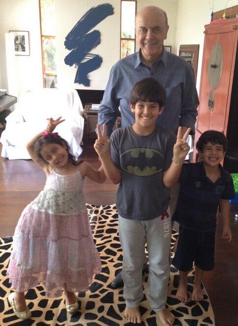 O ex-governador de São Paulo José Serra tem três netos que são figurinhas carimbadas no Twitter do avô político. No dia das crianças do ano passado, Serra postou na rede social esta foto com a legenda: "Meus três netos fazendo campanha rss...Feliz dia das crianças!"