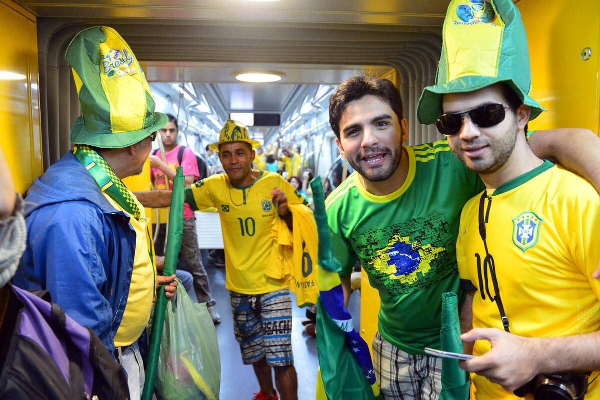 Torcida brasileira faz festa na ida para a Arena Corinthians