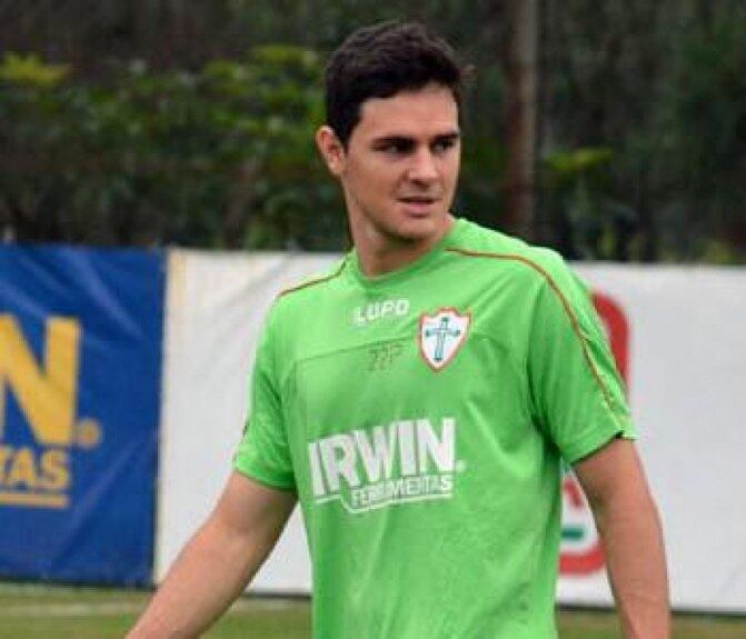 Então zagueiro da Portuguesa, Lima continua a vestir a camisa do América-MG. Porém, não tem espaço (Foto: Foto: Divulgação / LANCE!)