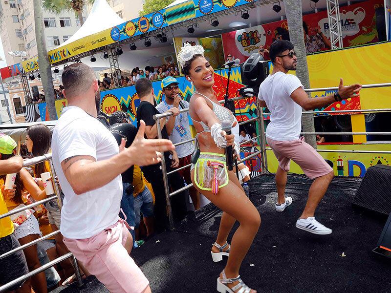 Cantando Calcanhar de prego, bumbum de martelo, Tays Reis vestiu um body prateado com um cinto de marceneira (foto). A Vingadora ainda ostentou um martelo repleto de brilho do Campo Grande até a Praça Castro Alves