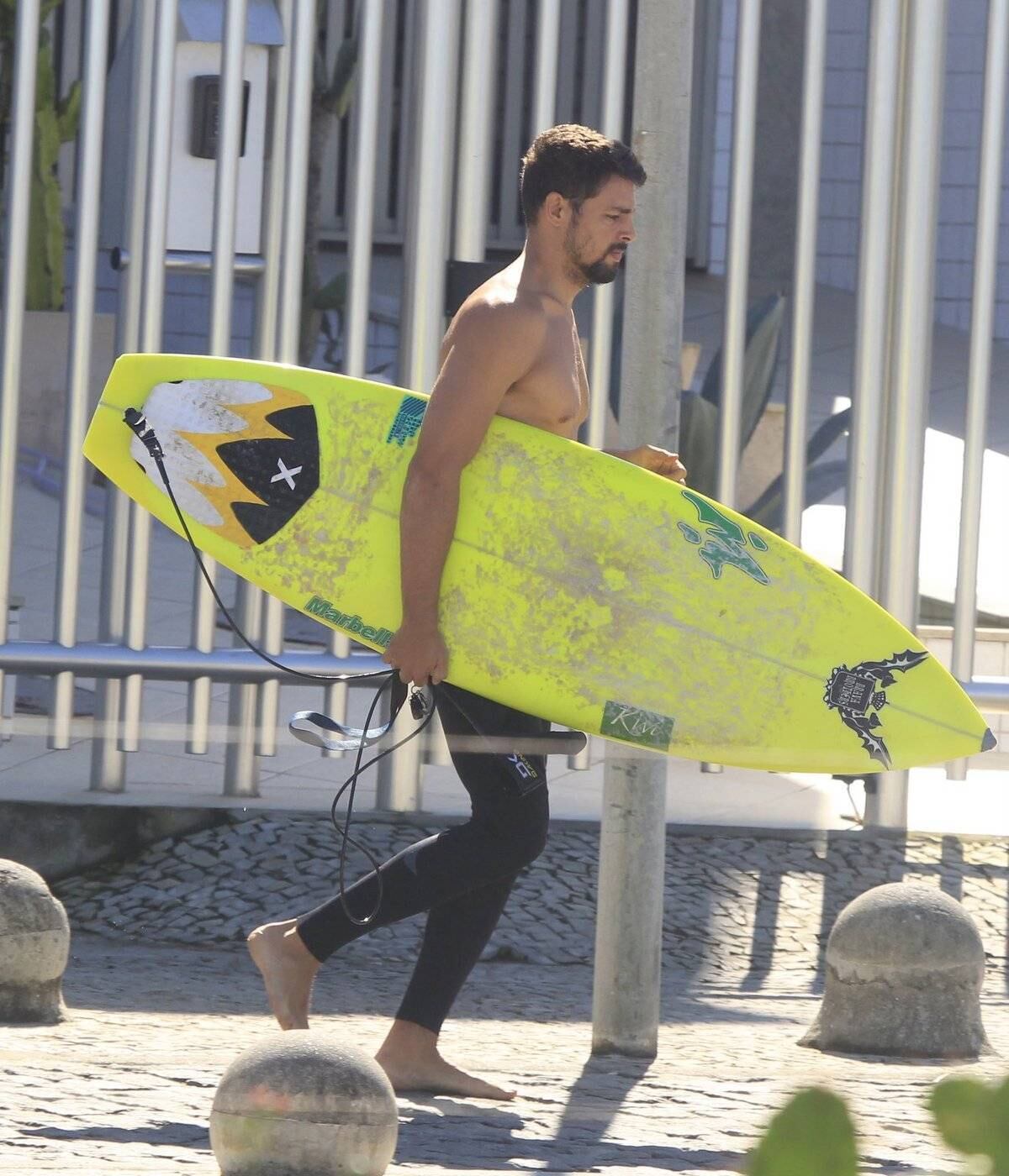Cauã Reymond é fotografado em dia de surfe no Rio