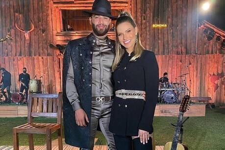 Figurino do casal em live chamou atenção na web