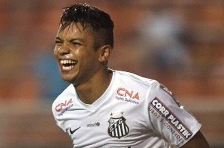 David Braz marcou dois gols de cabeça na goleada santista