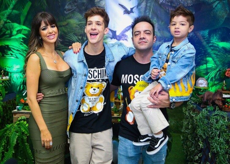 Na festa, Naira Ávila posou com o atual marido, Danilo Tuffi, e João Guilherme, de 17 anos
