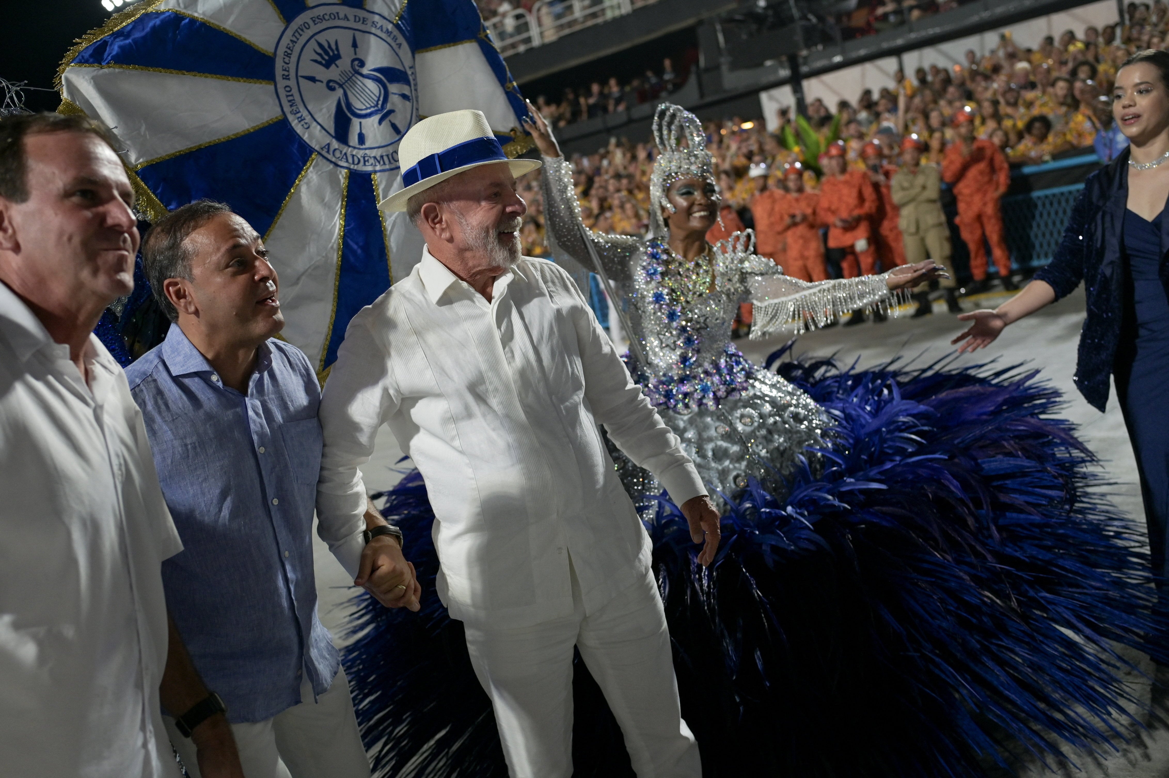 Brazil's President Luiz Inacio Lula da Silva interacts with revellers from the Academicos de Niteroi samba school as they perform during the Carnival in Rio de Janeiro, Brazil, February 15, 2026. REUTERS/Tita Barros