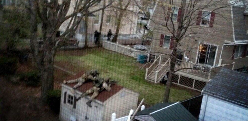 Policiais cercam casas em Watertown, na região metropolitana de Boston, em busca de suspeito
