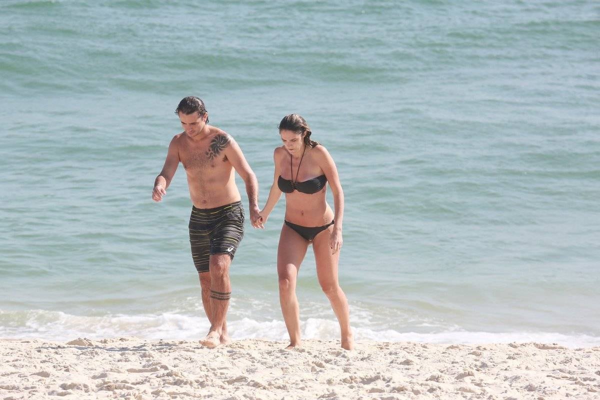 Rafa Brites e Felipe Andreoli curtem dia de sol em praia do Rio de Janeiro