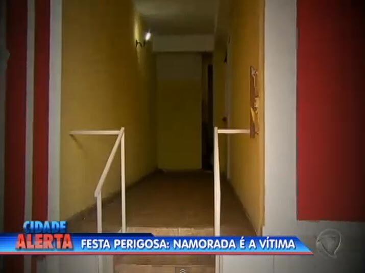 Os policiais conseguiram chegar ao local do abuso por meio de uma denúncia anônima. A vítima foi encontrada sem roupa pelos policiais na sala da casa. Assista ao vídeo
+ Quer ver tudo o que rolou no Cidade Alerta? Veja a íntegra no R7 Play