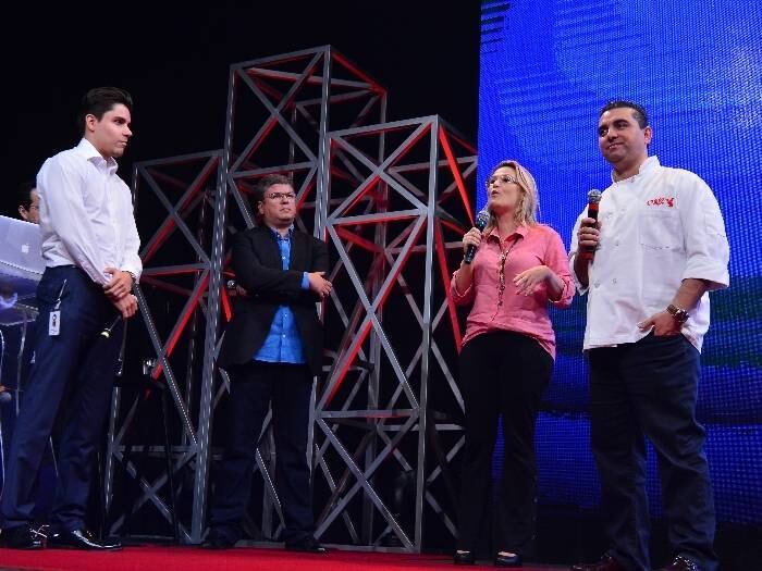 O objetivo dele é abrir quantas confeitarias puder. Buddy diz que vai usar o reality como um "start" para a nova fase do negócio.
— Eu quis abrir uma Carlo's aqui no Brasil porque é um país muito familiar. Aqui, a família importa muito. E é o tipo de conteúdo que quero trazer para cá. Vai ser uma grande parceria com a Record
Com presença de Cake Boss, Rede Record anuncia programação 2015
Apresentadores registram nas redes sociais lançamento da programação da Rede Record
Veja os bastidores do lançamento da programação 2015 da Rede Record
Rede Record anuncia reality show com Cake Boss