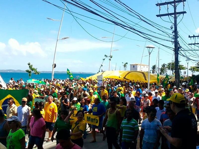 Manifestantes aceitaram a convocação feita pelos movimentos sociais e uma onda de patriotismo invadiu a Barra