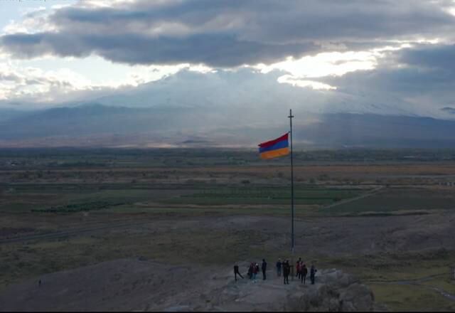 Diversos turistas vão até o monte Ararat para conseguir uma visão privilegiada da Armênia e de toda a redondeza. Álvaro se encantou pela energia e sensação trazida pelo local. "Isso é um presente. Que coisa maravilhosa!", diz. 