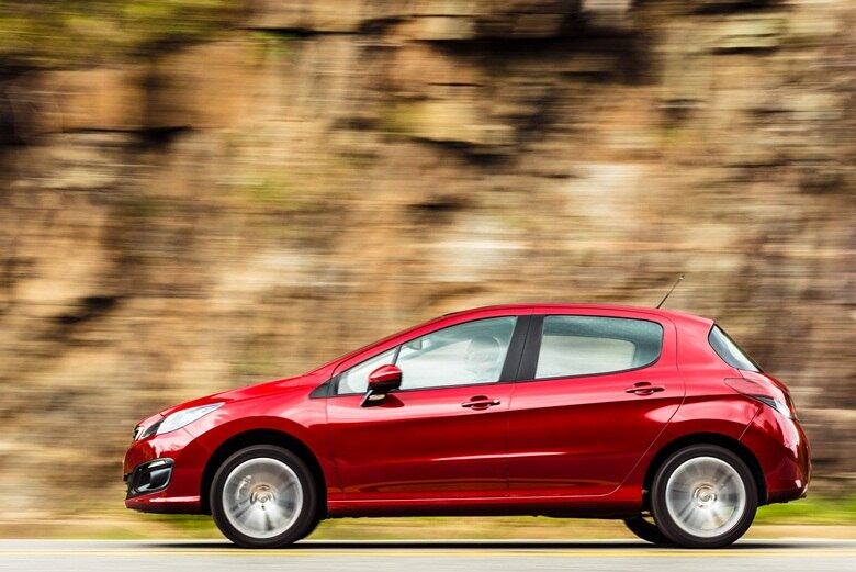 A versão mais simples traz seis airbags, ar-condicionado digital de duas zonas, computador de bordo e central multimídia com sistema de espelhamento de celular (Android e iPhone),
equipamentos geralmente encontrados em
modelos de segmento superior