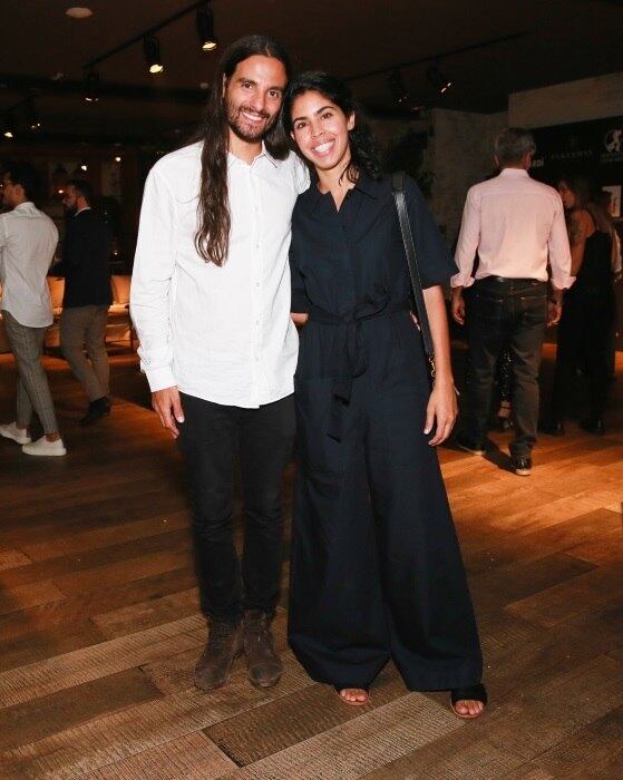 Bela Gil chegou acompanhada do marido