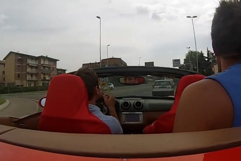 Ao invés de entrar com cuidado na curva, o jovem a bordo da Ferrari pisou fundo e...