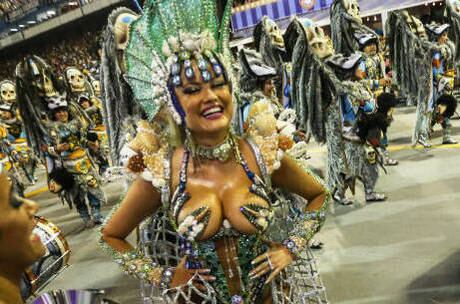 Hellen Rocche no desfile da Rosas de Ouro