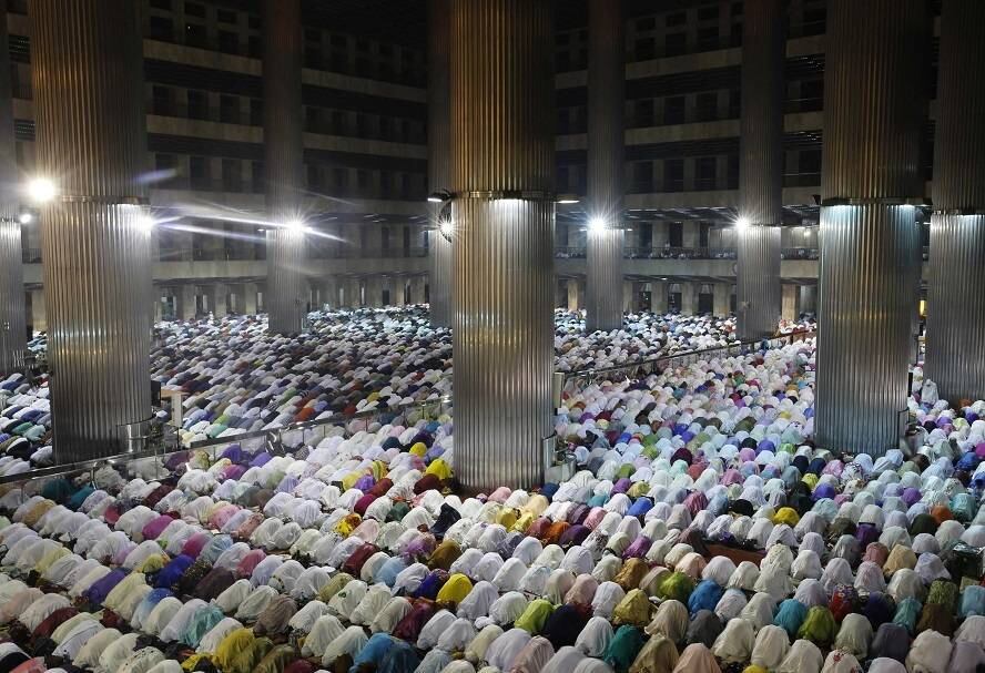 Milhares de muçulmanos ao redor do mundo começam neste domingo (29) a comemorar o mês do Ramadã, com o jejum que é um dos pilares da religião islâmica. Durante o período, eles acreditam que são renovados e praticam mais caridades. 

Durante o mês, as visitas às mesquitas se intensificam