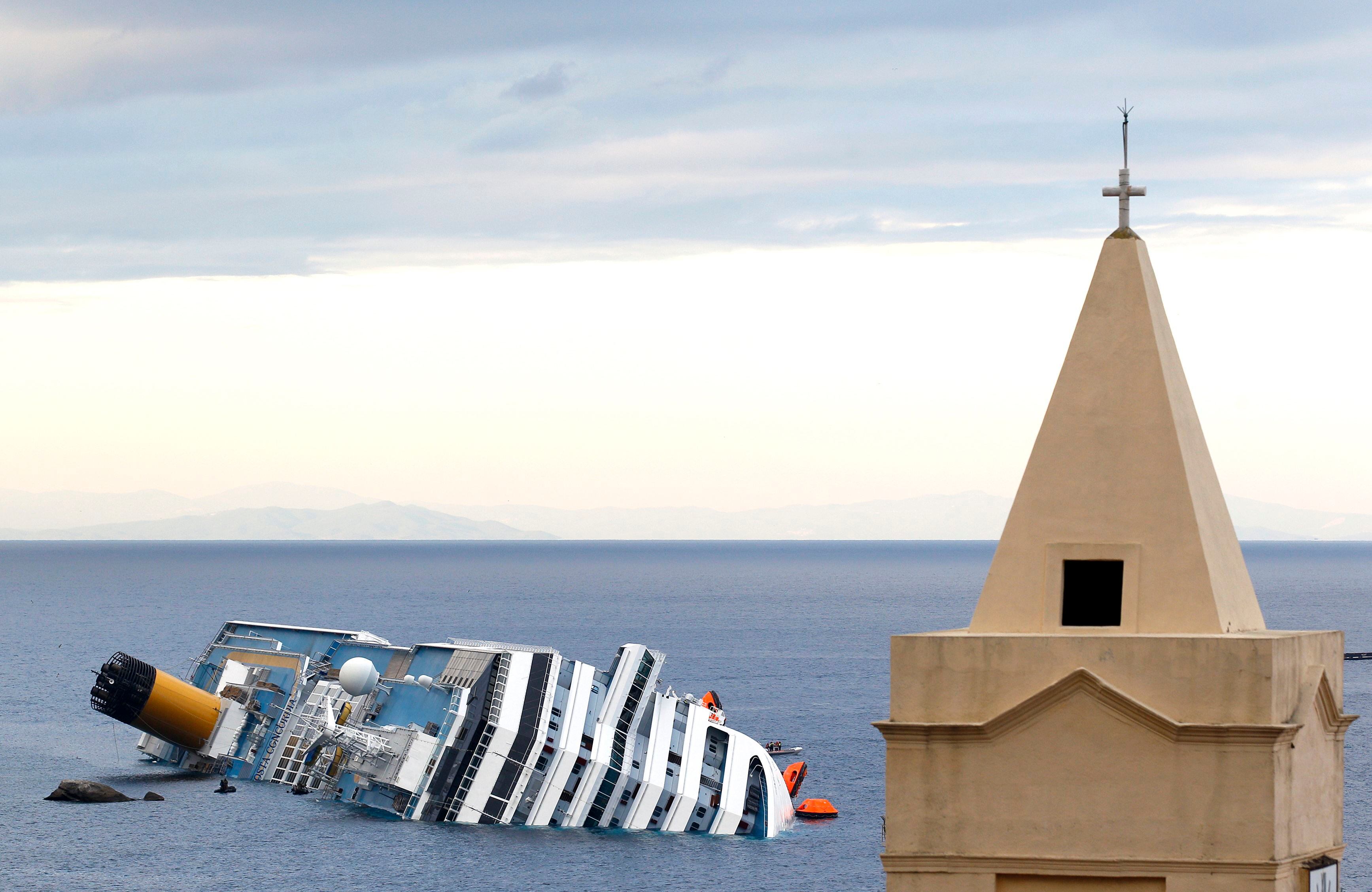 O navio Costa Concordia parcialmente afundado na costa da Itália, no dia 15 de janeiro, dois dias após ter se chocado com uma rocha junto ao porto da ilha de Giglio. O acidente matou 32 pessoas