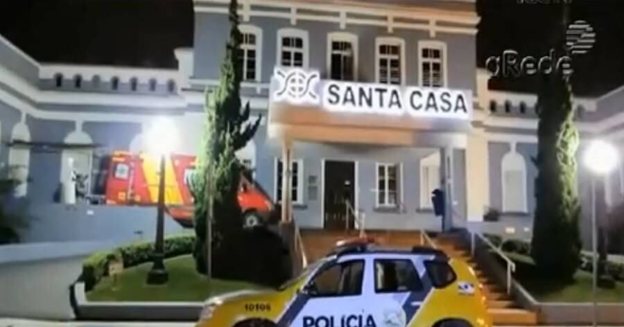 Um homem atirou acidentalmente em seu próprio testículo depois de agredir a mulher e tentar balear um vizinho em Ponta Grossa, no Paraná. O rapaz de 25 anos foi levado em estado grave para a Santa Casa de Misericórdia

