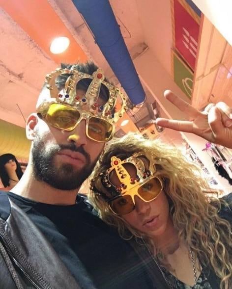 Piqué afirmou que conheceu Shakira em Madri, quando se preparavam para a Copa do Mundo de 2010 e a gravação do clipe da música Waka Waka, que foi tema do Mundial. O modo como o jogador 'xavecou' a cantora chama a atenção. "Tudo começou nessa época, eu escrevi uma mensagem para ela. Ela já estava na África do Sul, porque cantou na cerimônia de abertura da Copa, e lhe perguntei como estava o clima no país". O zagueirão reconheceu que sua pergunta foi 'estúpida', mas se surpreendeu com a resposta
