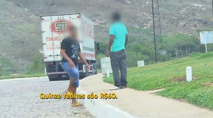 O uso do rebite é proibido. Mesmo assim, é fácil encontrar a droga na beira da estrada Com uma câmera escondida, o produtor do RRI conseguiu mostrar ao telespectador como é fácil comprar o medicamento. Quinze comprimidos por R$ 60