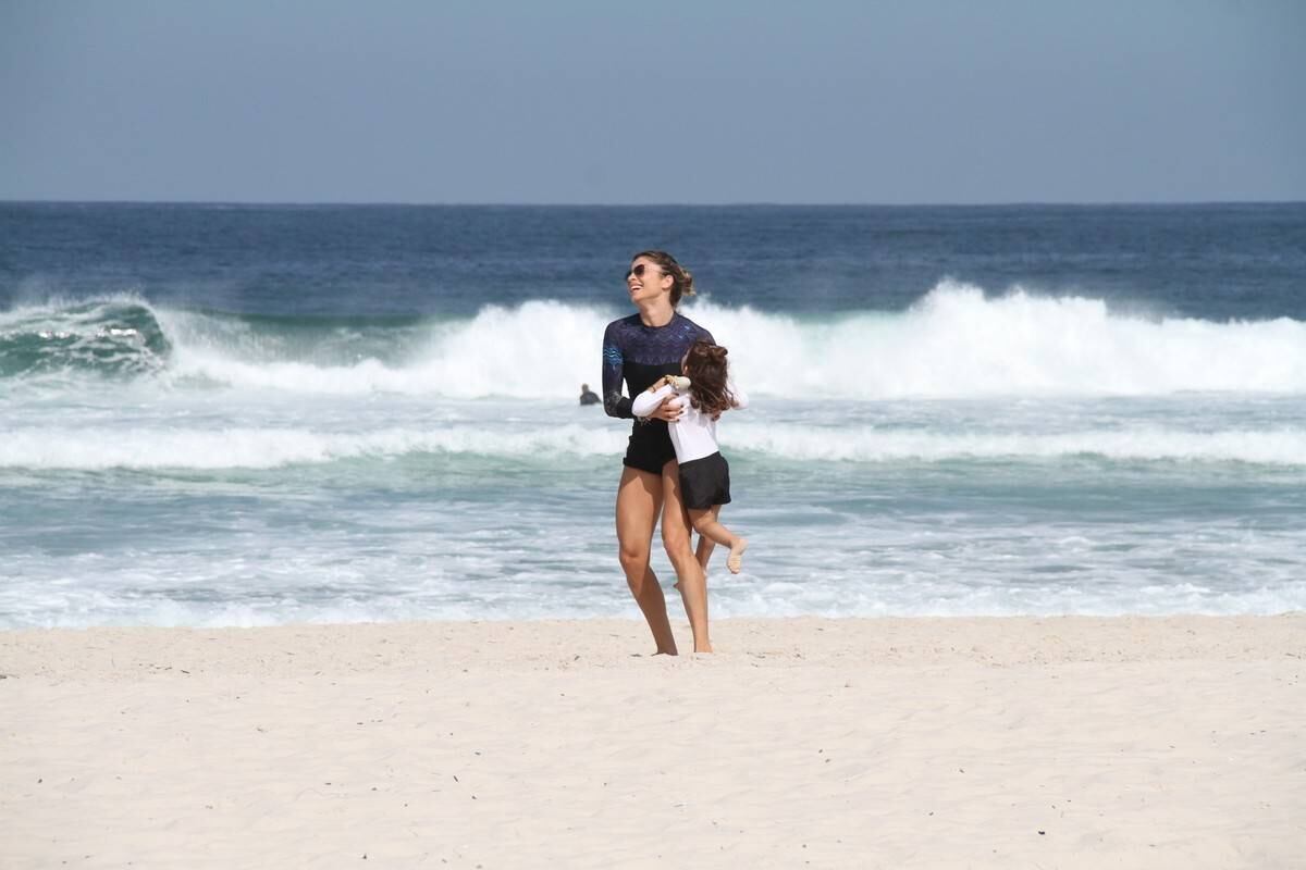 Grazi Massafera curtiu dia de sol na Barra da Tijuca