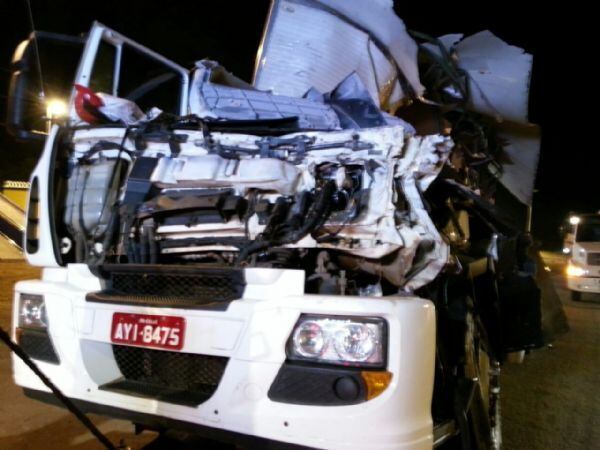 Caminhão e carreta bateram de frente na BR-381, em João Monlevade