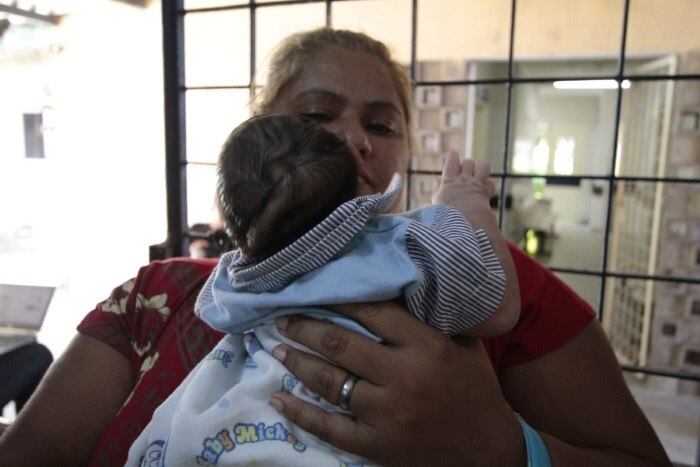 O Nordeste vive um surto de microcefalia
e muitas dúvidas surgem com o aumento do número de casos da doença. Até a
última segunda-feira (9), foram identificados 141 casos em Pernambuco e outros
33 no Rio Grande do Norte. Esses registros são de residentes em
42 municípios de diferentes regiões do Estado. A maior parte dos nascimentos
(55%) ocorreu no município do Recife. Quanto ao perfil dos casos, 53,9% dos
bebês são do sexo feminino e a maioria (98,9%) nasceu de gestação única. Além disso,
Paraíba, Sergipe e Piauí também registram aumento dos casos. O Ministério da
Saúde divulgou as respostas das principais perguntas sobre a doença. Veja a seguir!