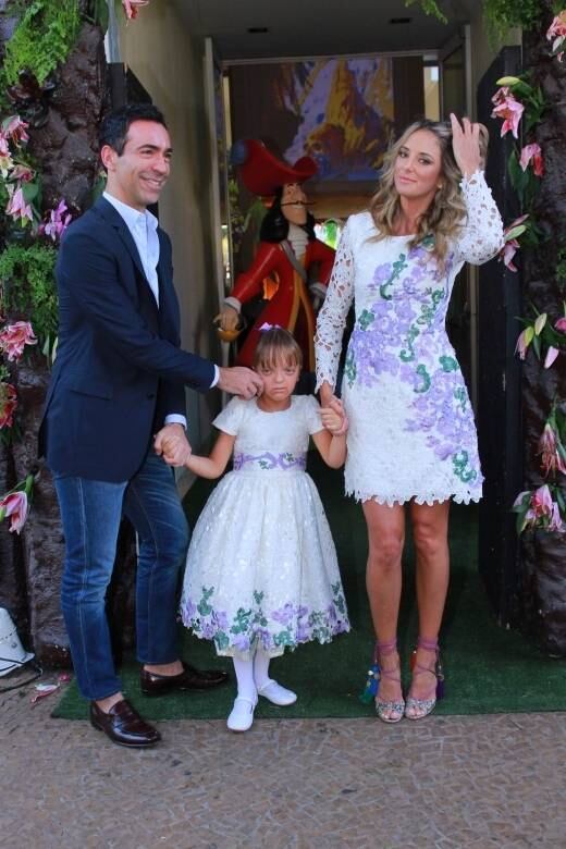 Cesar Tralli, namorado de Ticiane, chega a festa de Rafinha Justus