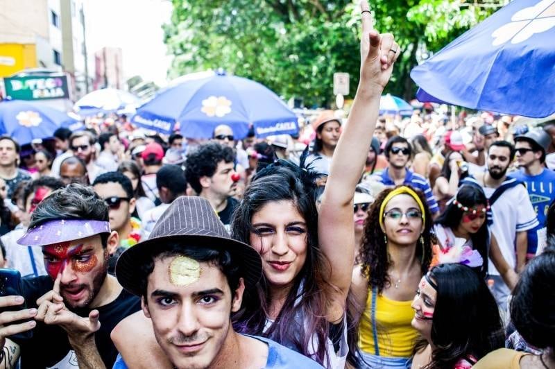 Alguns admitiram estar no carnaval pela primeira vez, tudo por causa do astro pop. "Nunca fui de curtir carnaval. Decidi que este bloco merecia", disse a estudante Julia Amato Mantegari, de 17 anos. "Não sou muito fã de carnaval, mas me convenceram a vir neste por causa do Bowie", afirmou a estudante Mayara Barbosa, de 19 anos. "Não tenho nada contra carnaval, mas é a primeira vez que topo vir a um bloco", comentou a também estudante Beatriz Benedetti, de 18 anos.

"Mais do que as músicas, admiro muito a história de Bowie. Sou fãzaça mesmo", comentou a cabeleireira Sabrina Cunha, de 30 anos. "Ele é um clássico", disse a recepcionista Micaela Dayene da Silva, de 19 anos, enquanto dava os últimos retoques no relâmpago pintado no rosto. "Tenho todos os discos, sei todas as músicas de cor. Nunca imaginava ser possível ver uma homenagem para ele em um carnaval. Está lindo", afirmou a comerciante Marieta Assis da Silva, de 32 anos.

