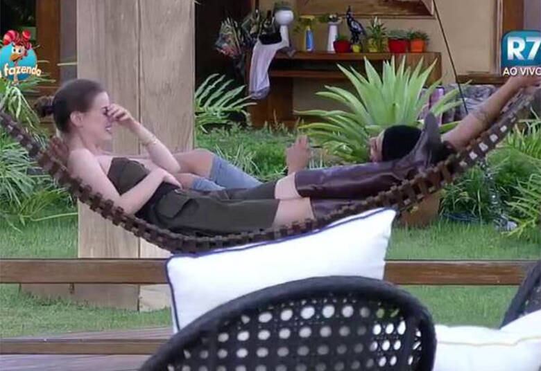 Desde os primeiros dias de convívio no reality, a peoa teve
uma aproximação relâmpago com Douglas Sampaio. Os dois entrosaram natural e
muito rapidamente e o clima de romance já começou a surgir desde a primeira
semana

+ Em atividade, peões comentam momentos marcantes de cada uma das semanas de confinamento
+ Turma do Ronco: Peões descansam durante a tarde do último sábado de A Fazenda 8
+ Douglas, Rayanne e Ana Paula cantam músicas de Latino e peão enfatiza: “Quem planta sacanagem colhe solidão”


