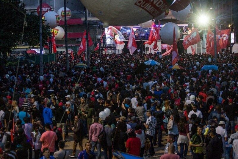 Na comemoração ao Dia do Trabalhador organizada pela CUT
(Central Única dos Trabalhadores), os paulistanos seguiram até a Praça da
República, na região central de São Paulo, para acompanhar os shows organizados
pela central