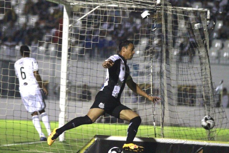 Atacante Ricardo Oliveira fez na pequena área o primeiro do Santos