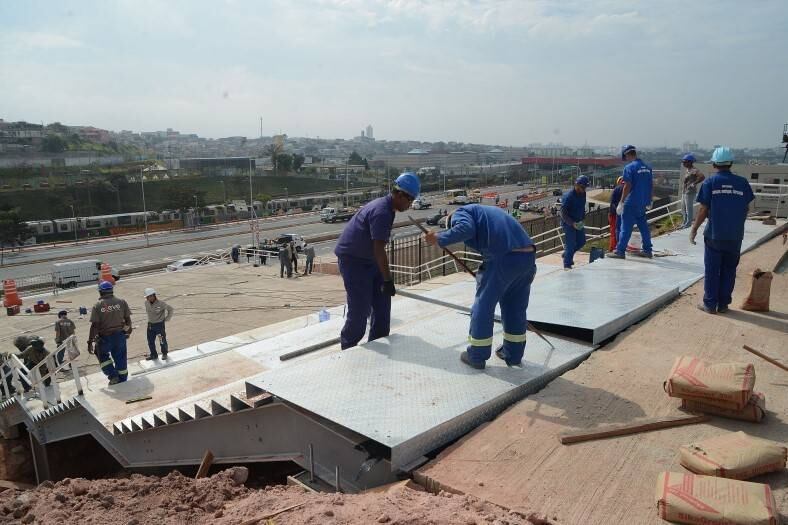 Foi possível ver trabalhadores ajustando os últimos detalhes antes da abertura oficial do estádio