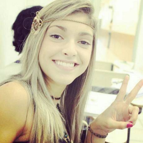 Nas redes sociais, ela esbanja simpatia e sorrisos