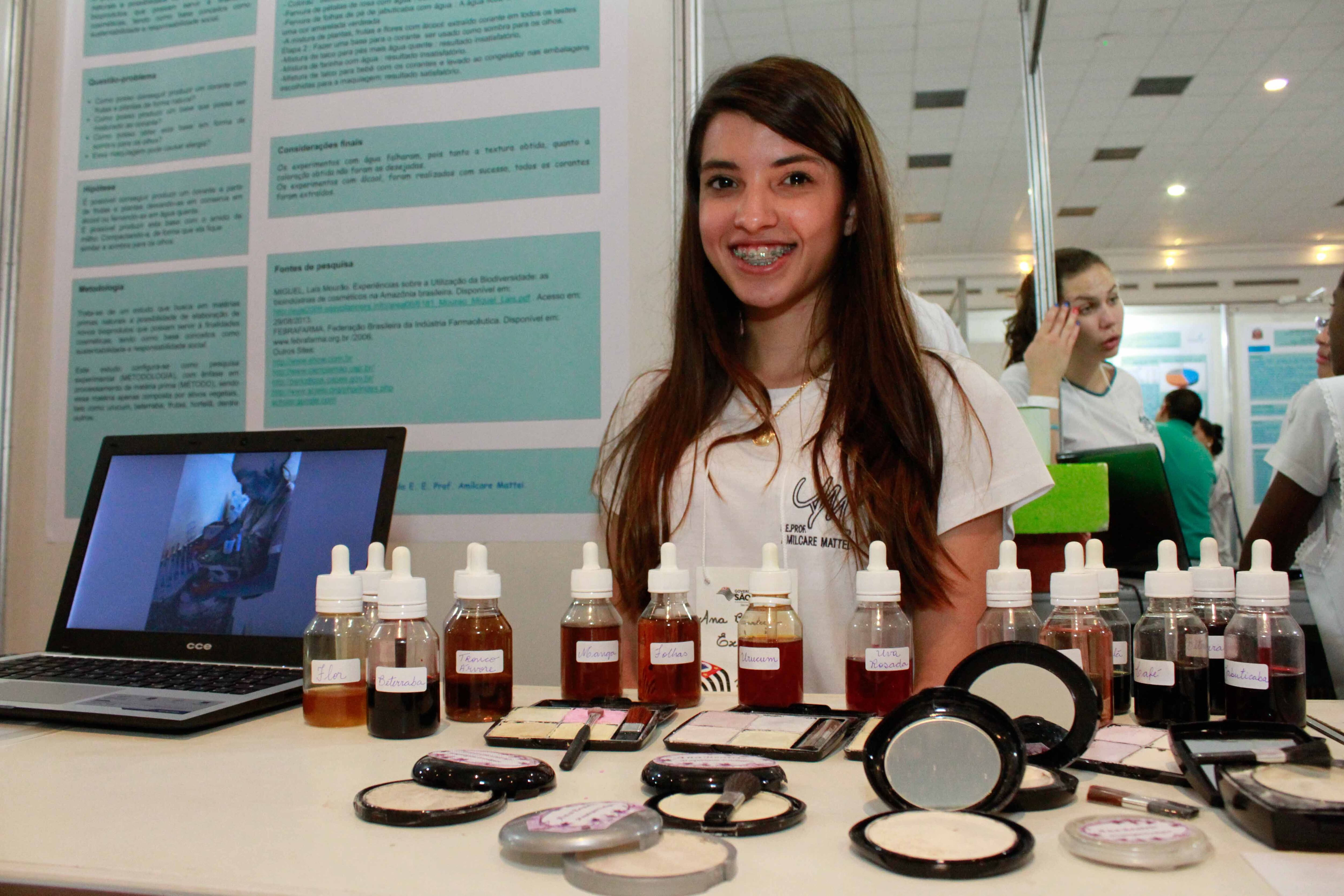 Maquiagem ecológica

A estudante Ana Beatriz Colombo, de Marília, teve a ideia de inventar um corante ecológico que tivesse como base frutas e plantas. O projeto cresceu e o foco mudou para maquiagem ecológica. 

— Gostei bastante da feira. Levantou minha moral! Hoje pretendo seguir na área de química    
