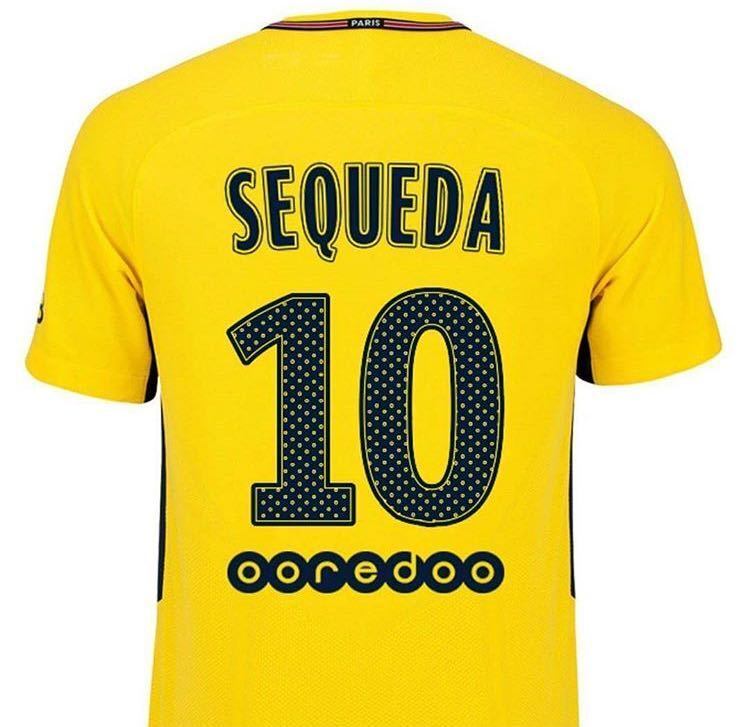 Na época, Piqué tinha escrito que Neymar "se queda", ele fica em português... Rapidamente, surgiram brincadeiras com a nova camisa de Neymar no PSG