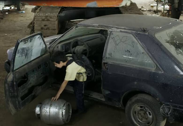 O menino foi até a oficina onde o pai trabalha para tentar se suicidar. Ele entrou num carro abandonado e abriu um botijão de gás lá dentro