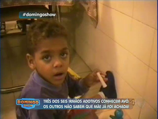 A história dos pequenos é longa. O pai biológico sumiu e, devido a mãe ser muito nova, eles passaram a ser criados pela avó. Mas, as condições precárias não favoreciam uma vida melhor. Por esse motivo, a avó decidiu por entregá-los para a adoção


+ Emoção no Domingo Show! Após 20 anos, jovens adotados por europeus encontram a família biológica

+ Aproveite e confira as matérias do programa Domingo Show

+ Já curtiu a página do Domingo Show no Facebook? É só clicar!

+ Siga o Domingo Show no Twitter e receba conteúdos exclusivos!
