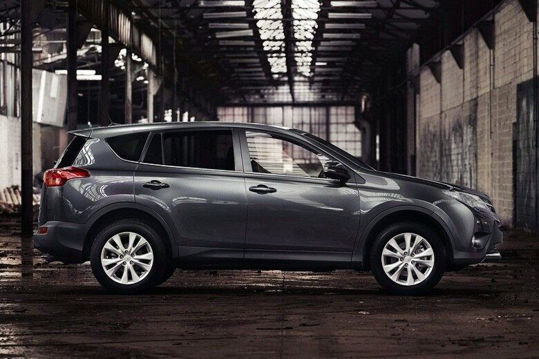 Sem o estepe pendurado atrás, novo RAV4 perdeu comprimento (4,57 m), mas manteve a distância entre-eixos (2,66 m), ligeiramente superior à do concorrente CR-V (2,62 m)

VEJA TAMBÉM
> Porsche lança a nova geração do 911 Turbo
> Novo Nissan March estreia este mês na Europa e chega ao Brasil em 2014
> Chevrolet Camaro estilo "Ken e Barbie" é flagrado pelas ruas de Dubai
> Os carros mais vendidos do Brasil de todos os tempos

Quer saber tudo sobre carros? Acesse R7.com/carros