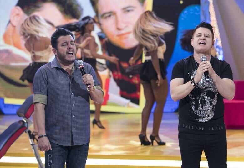 A dupla também canta seus sucessos e anima a plateia

•VÍDEO: Paula Fernandes, Rayanne Morais, Rodrigo Capella e mais famosos se divertem no Muro dos Famosos