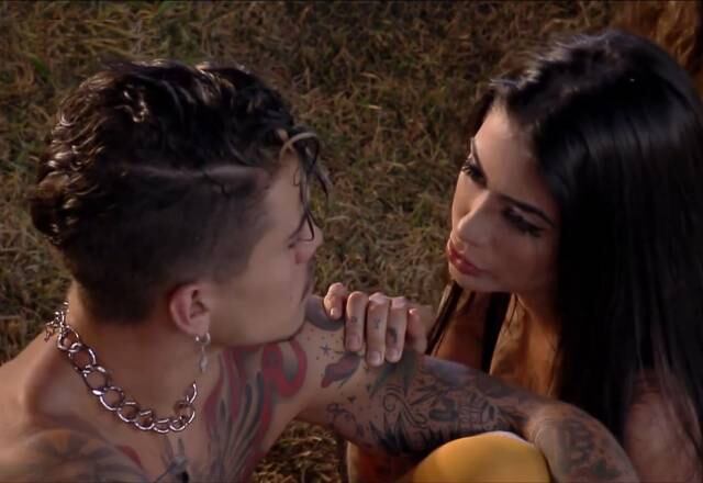 Com Mirella, o cantor fez inúmeros desabafos, levantando até a suspeita de alguns peões de que algo poderia rolar entre os ex-namorados. Em uma festa, a funkeira aconselhou Biel sobre Jojo, sua rival dentro da sede