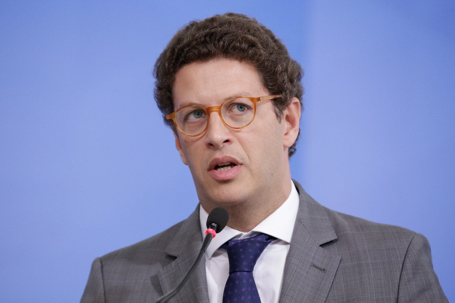 Cármen Lúcia manda Ricardo Salles entregar passaporte à PF
