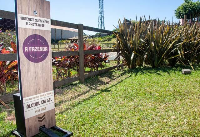 Em todo o espaço da sede de A Fazenda, haverão pontos de álcool em gel para os participantes preservarem a segurança de todos os envolvidos na produção do reality